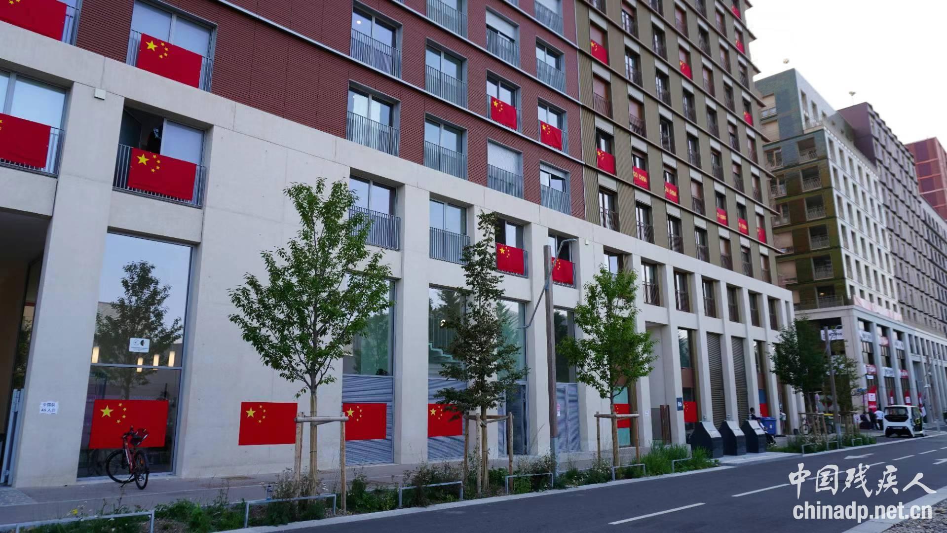 “中国红”点亮巴黎残奥村