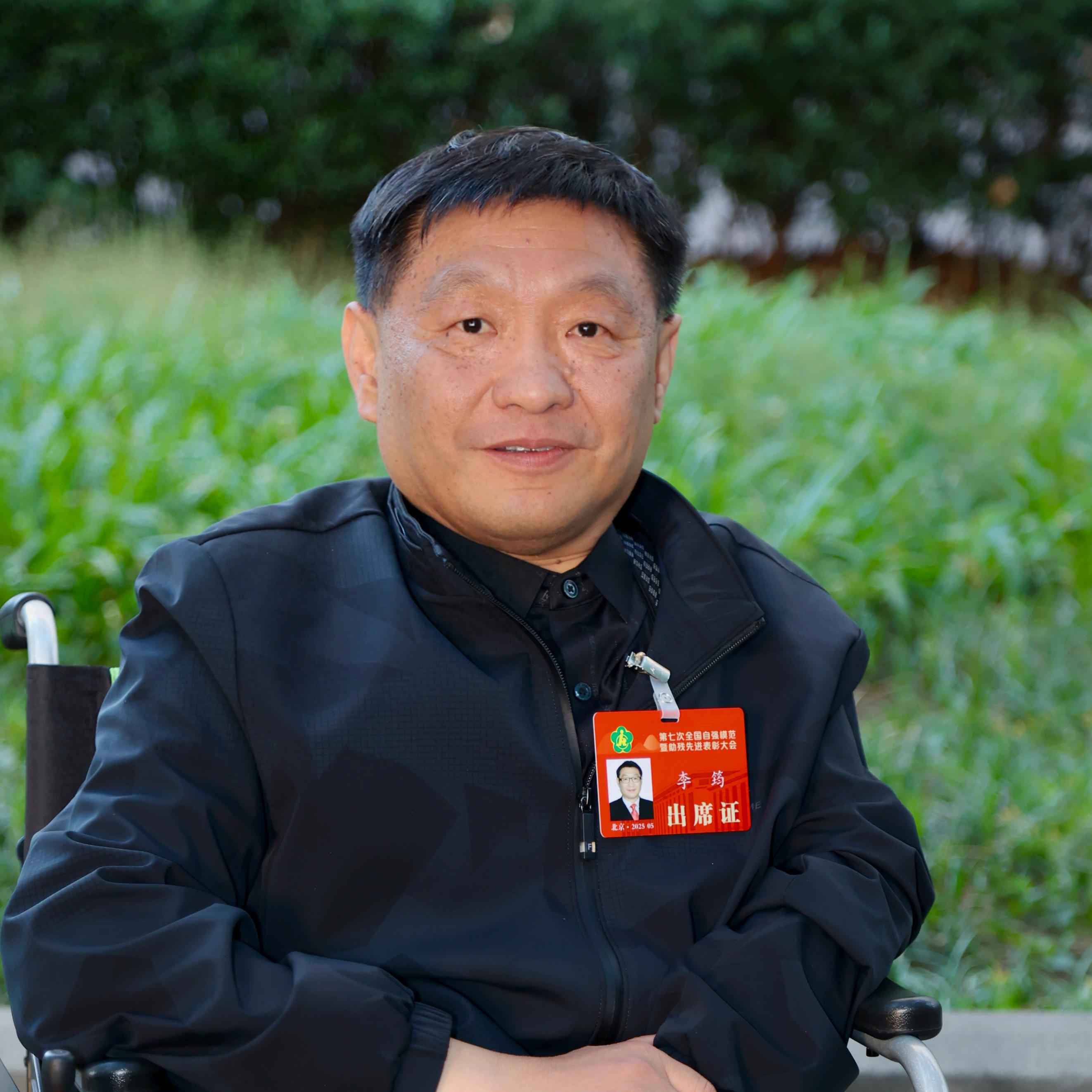 李筠  |  600场红色音乐党课、40万字讲义，这位轮椅上的“声音匠人”如何重写命运？