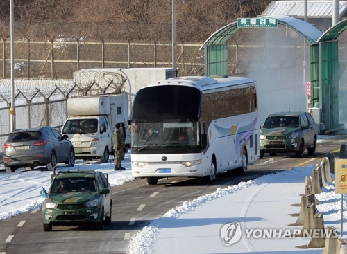 资料图片:1月25日,朝鲜冬奥先遣队一行乘坐的车辆由陆路南下抵韩。(韩联社/联合摄影采访团)