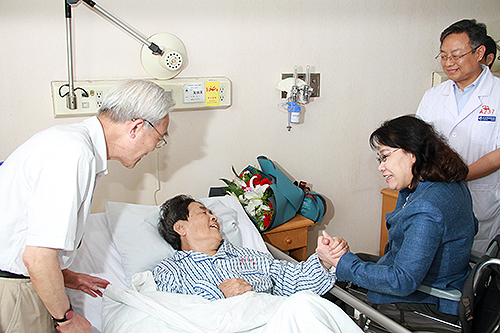 图为中国残联主席张海迪与正在康复的老人亲切交谈