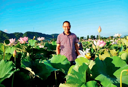 王依份和他的太空莲种植基地.jpg