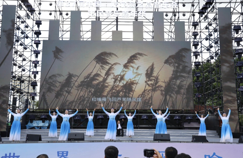 “哈夏”残疾人专场文艺演出在松花江畔举行