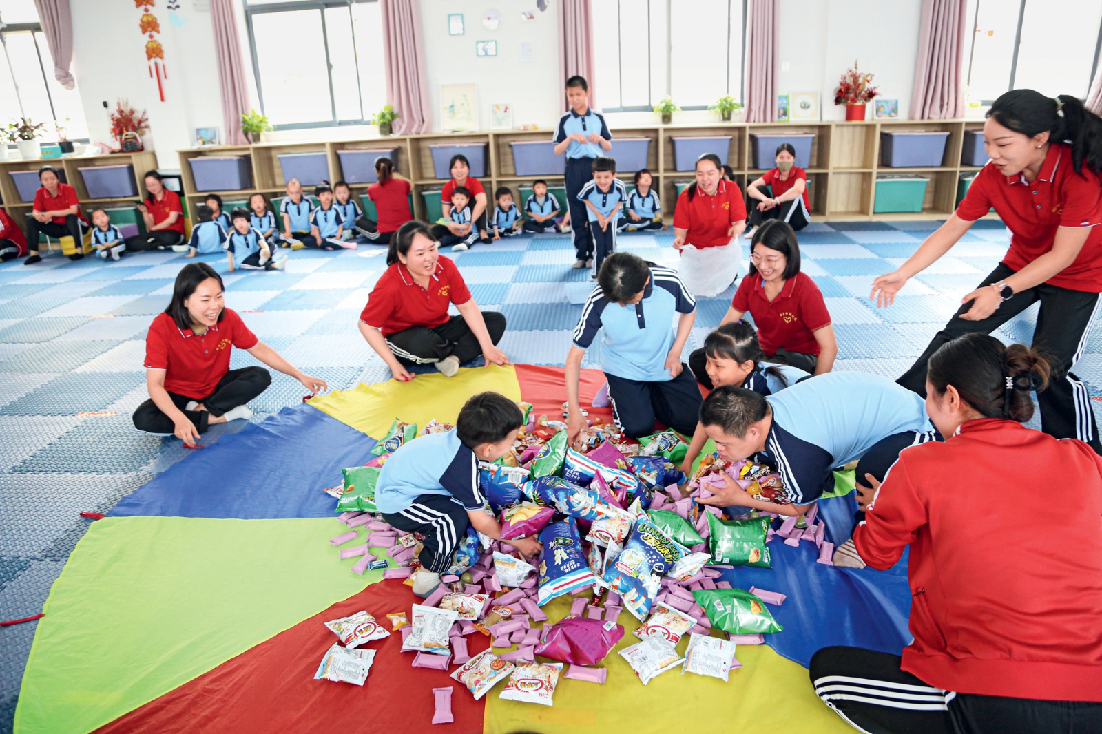 河南省许昌市立足本地实际，加强民政、残联、卫健等多部门协作，支持许昌市社会福利院探索以创办培智学校为主、多种教育方式相结合的孤残儿童教育教学“许昌实践”。图为福利院培智学校的老师给孤残儿童上课。（图片由许昌市残联提供）.jpg