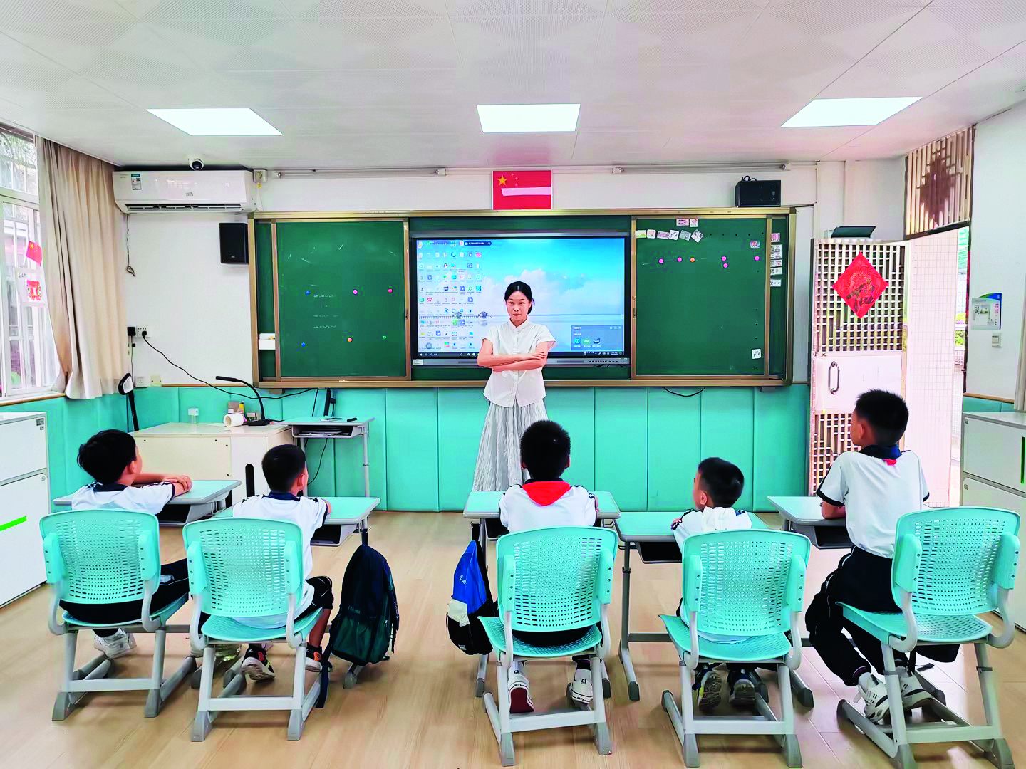 广东省广州市海珠区遵循残疾儿童成长规律和特殊教育发展规律，聚焦适宜融合目标，推动形成具有海珠特色的，多维管理、多方投入、多元学段、多样课堂、多阶研训的“五多”融合教育发展模式，成效显著。图为残疾孩子在普校融合班上课。（图片由海珠区三滘小学提供）.jpg